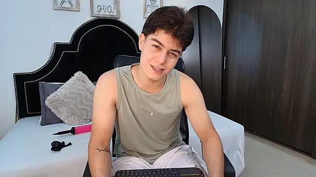 MaxxiCruz online show from 09-13-25, 01:27