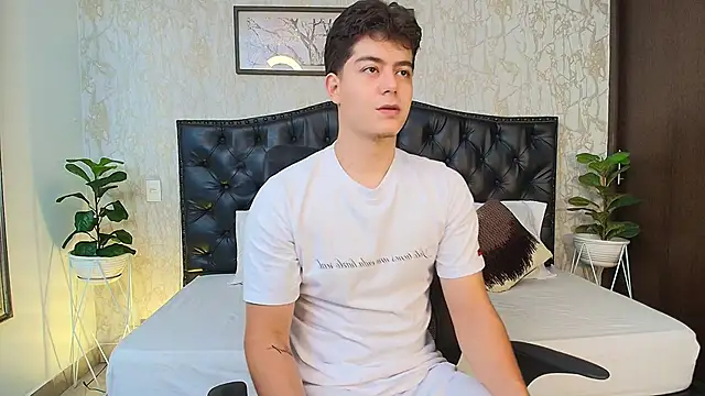 MaxxiCruz online show from 09-28-25, 03:23