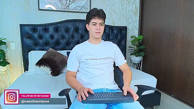 MaxxiCruz online show from 10-04-25, 03:48