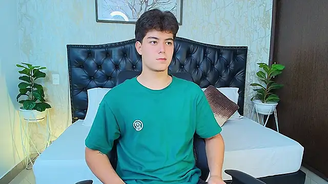 MaxxiCruz online show from 10-05-25, 03:49