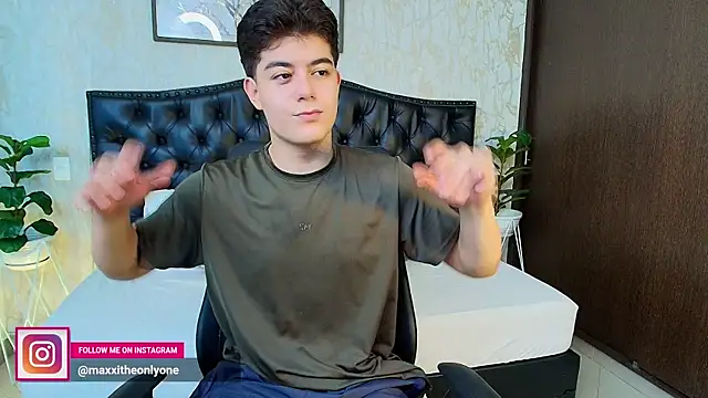 MaxxiCruz online show from 10-14-25, 03:29