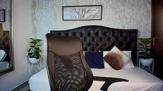 MaxxiCruz online show from 10-23-25, 04:01