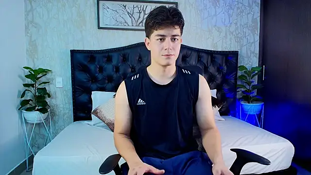 MaxxiCruz online show from 10-25-25, 04:42