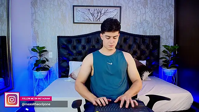 MaxxiCruz online show from 10-28-25, 04:05