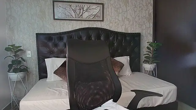 MaxxiCruz online show from 11-05-25, 04:12