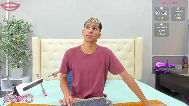 Snapshot of kieran_derek chatting on 03-23-25, 03:21 kieran derek online show from 03-23-25, 03:21