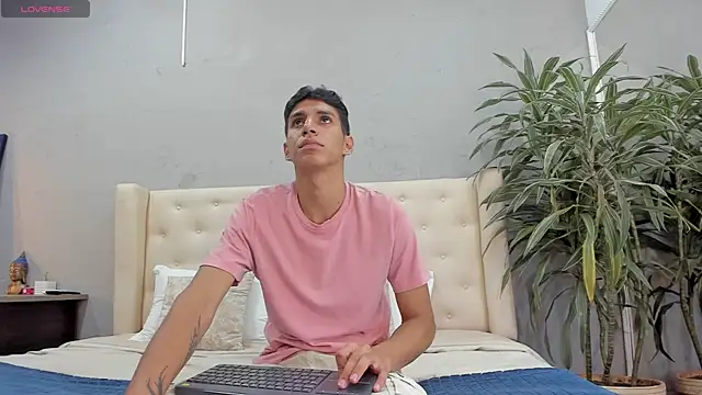 Snapshot of kieran_derek chatting on 10-16-25, 03:29 kieran derek online show from 10-16-25, 03:29