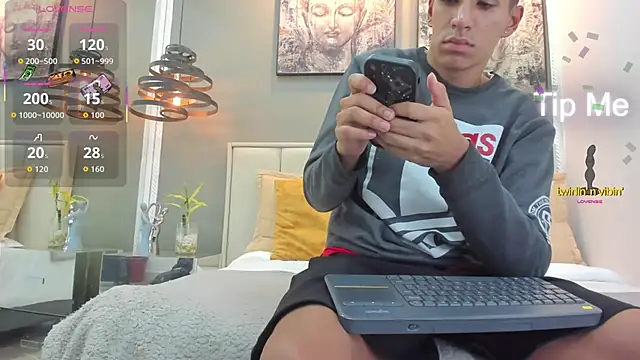 Snapshot of kieran_derek chatting on 11-18-25, 03:34 kieran derek online show from 11-18-25, 03:34