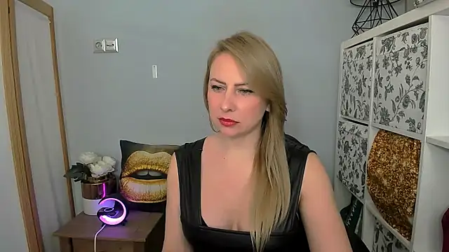 Snapshot of LatoyaRose chatting on 01-12-25, 06:06 LatoyaRose online show from 01-12-25, 06:06