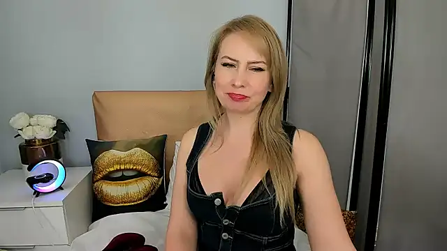 Snapshot of LatoyaRose chatting on 02-01-25, 09:00 LatoyaRose online show from 02-01-25, 09:00