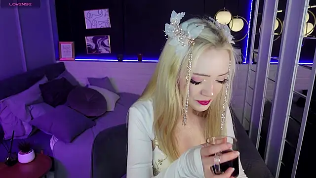Snapshot of EmilyAir chatting on 12-21-24, 06:09 EmilyAir online show from 12-21-24, 06:09