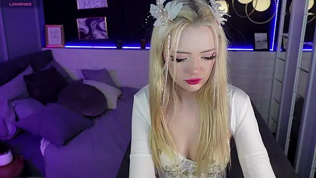 Snapshot of EmilyAir chatting on 12-21-24, 12:16 EmilyAir online show from 12-21-24, 12:16