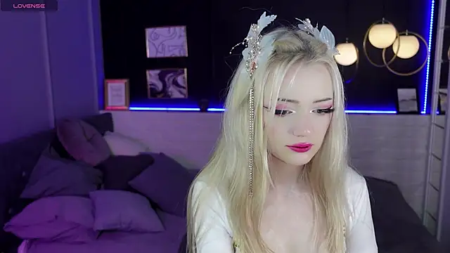 Snapshot of EmilyAir chatting on 12-23-24, 12:35 EmilyAir online show from 12-23-24, 12:35