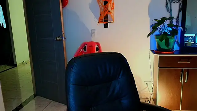 Snapshot of TinnaDawsom chatting on 10-27-25, 12:58 TinnaDawsom online show from 10-27-25, 12:58