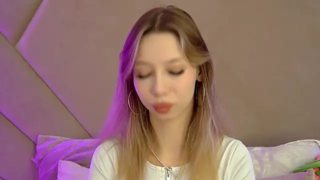 MaliaLandre online show from 09-19-25, 04:07
