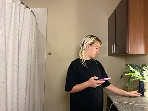 Snapshot of girlfriendmissy chatting on 02-18-26, 01:01 girlfriendmissy online show from 02-18-26, 01:01