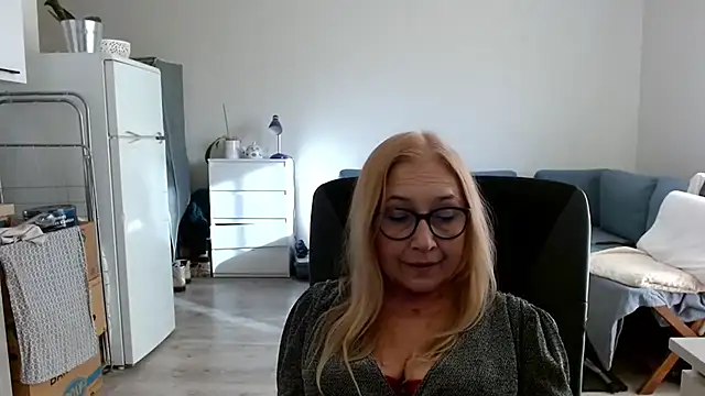 Snapshot of sofia_xkiss chatting on 03-04-25, 02:42 sofia xkiss online show from 03-04-25, 02:42