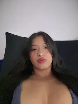 Snapshot of Estefanii- chatting on 11-04-25, 10:58 Estefanii- online show from 11-04-25, 10:58