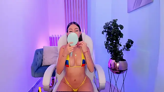 juliasprousse  online show from 02-22-25, 04:51