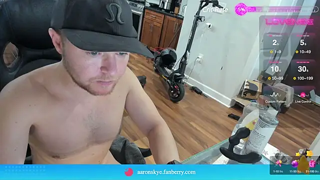 Snapshot of aaron_s_x chatting on 12-21-24, 11:02 aaron s x online show from 12-21-24, 11:02