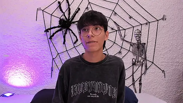 Snapshot of alexandersawyer chatting on 10-10-25, 04:11 alexandersawyer online show from 10-10-25, 04:11