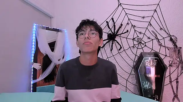 Snapshot of alexandersawyer chatting on 10-14-25, 04:46 alexandersawyer online show from 10-14-25, 04:46