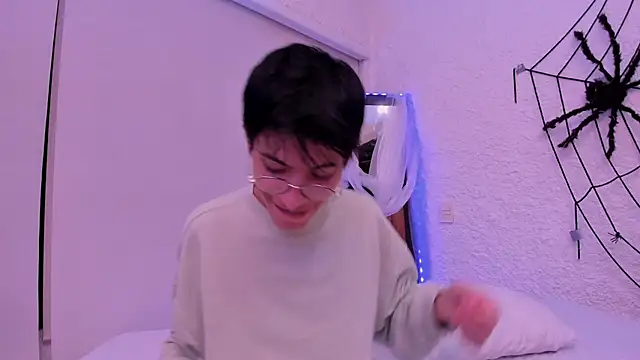 Snapshot of alexandersawyer chatting on 10-15-25, 04:12 alexandersawyer online show from 10-15-25, 04:12