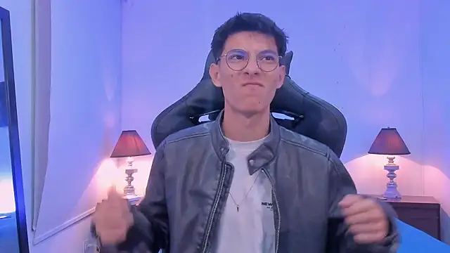 Snapshot of alexandersawyer chatting on 11-17-25, 12:44 alexandersawyer online show from 11-17-25, 12:44