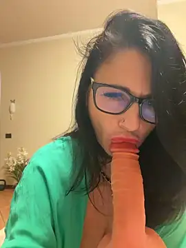 Snapshot of MichelleCara chatting on 10-29-25, 05:36 MichelleCara online show from 10-29-25, 05:36