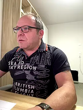 coupleLatinaLovers online show from 12-17-25, 06:08