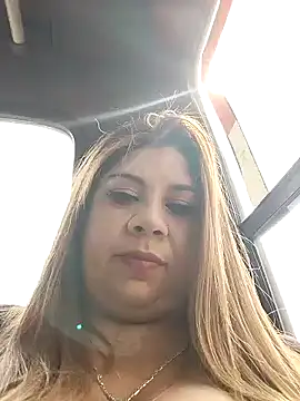 Snapshot of Laura-Hernandez chatting on 12-15-24, 06:15 Laura-Hernandez online show from 12-15-24, 06:15