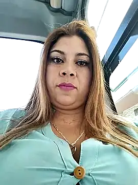 Snapshot of Laura-Hernandez chatting on 12-22-24, 03:33 Laura-Hernandez online show from 12-22-24, 03:33