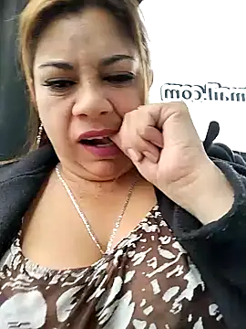 Snapshot of Laura-Hernandez chatting on 12-23-24, 04:06 Laura-Hernandez online show from 12-23-24, 04:06
