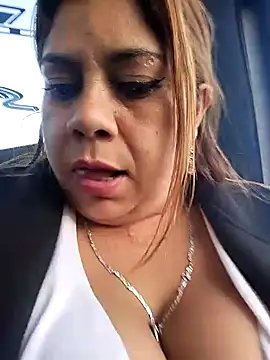 Snapshot of Laura-Hernandez chatting on 01-09-25, 10:41 Laura-Hernandez online show from 01-09-25, 10:41