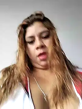 Snapshot of Laura-Hernandez chatting on 01-10-25, 03:58 Laura-Hernandez online show from 01-10-25, 03:58