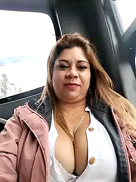 Snapshot of Laura-Hernandez chatting on 01-25-25, 08:42 Laura-Hernandez online show from 01-25-25, 08:42