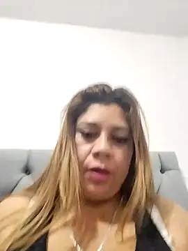 Snapshot of Laura-Hernandez chatting on 02-07-25, 08:20 Laura-Hernandez online show from 02-07-25, 08:20
