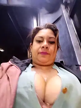 Snapshot of Laura-Hernandez chatting on 02-14-25, 12:41 Laura-Hernandez online show from 02-14-25, 12:41