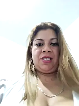 Snapshot of Laura-Hernandez chatting on 02-26-25, 02:57 Laura-Hernandez online show from 02-26-25, 02:57