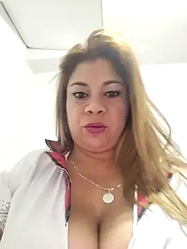 Snapshot of Laura-Hernandez chatting on 03-05-25, 02:45 Laura-Hernandez online show from 03-05-25, 02:45