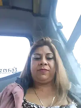 Snapshot of Laura-Hernandez chatting on 03-11-25, 03:02 Laura-Hernandez online show from 03-11-25, 03:02