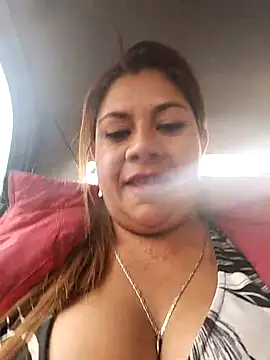 Snapshot of Laura-Hernandez chatting on 03-11-25, 09:04 Laura-Hernandez online show from 03-11-25, 09:04