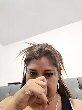Snapshot of Laura-Hernandez chatting on 03-19-25, 03:29 Laura-Hernandez online show from 03-19-25, 03:29