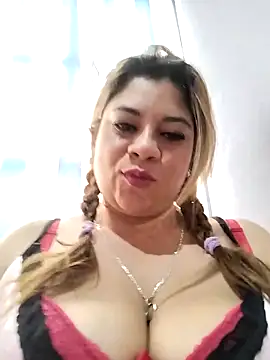 Snapshot of Laura-Hernandez chatting on 09-19-25, 03:24 Laura-Hernandez online show from 09-19-25, 03:24