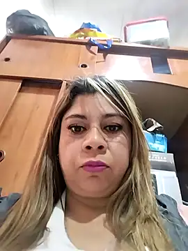 Snapshot of Laura-Hernandez chatting on 09-20-25, 03:02 Laura-Hernandez online show from 09-20-25, 03:02