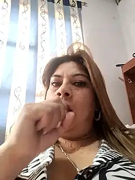 Laura-Hernandez online show from 09-30-25, 02:55