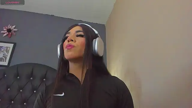 Kenia Fox online show from 01-18-25, 07:26