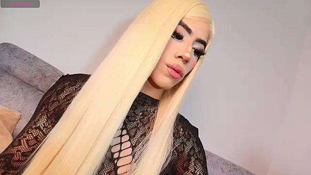 Kenia Fox online show from 10-30-25, 01:23