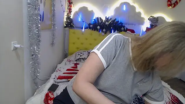 Snapshot of HolyMilfa chatting on 12-08-24, 07:26 HolyMilfa online show from 12-08-24, 07:26