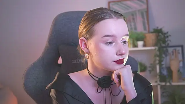 AdeleLoomis online show from 12-19-24, 11:57